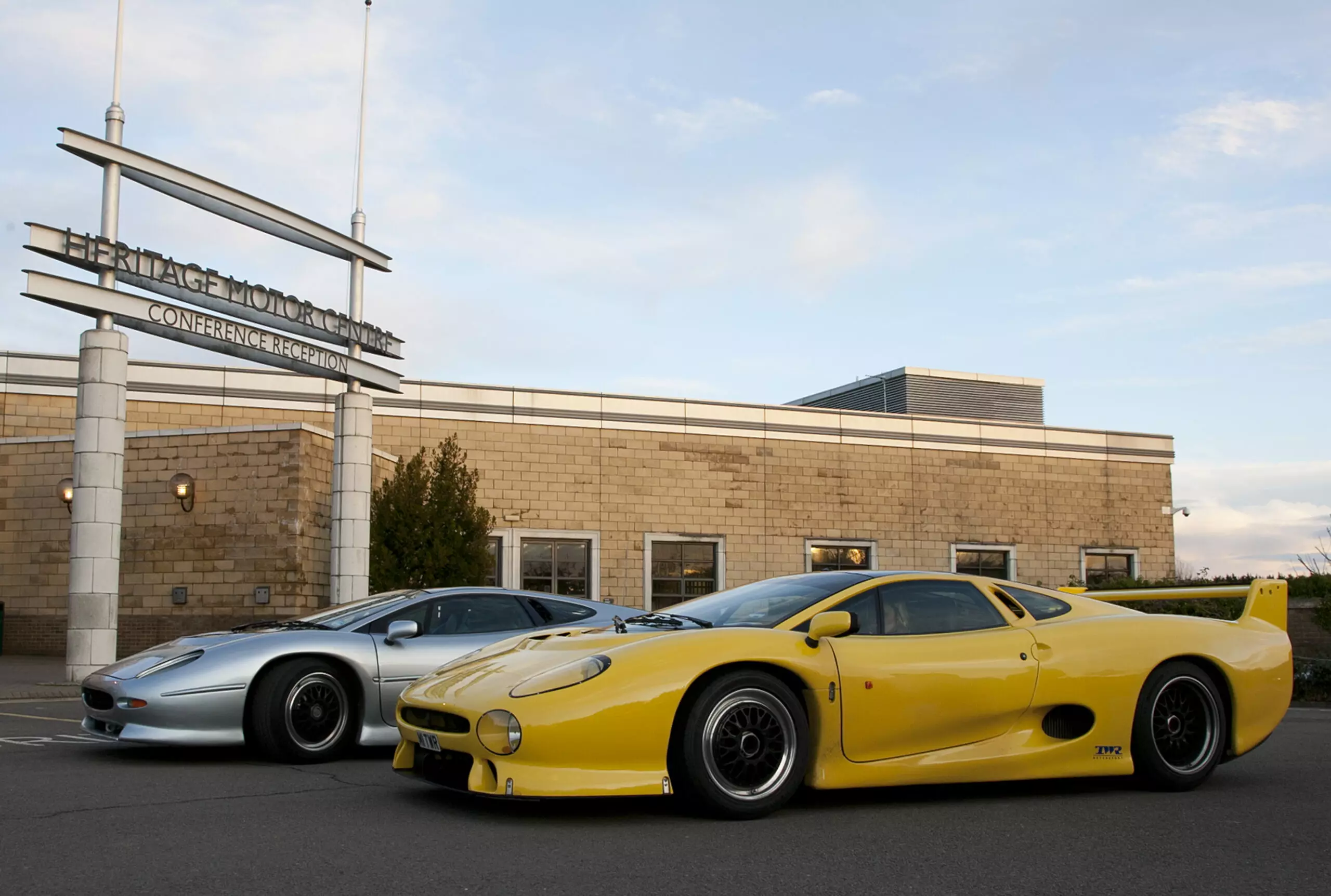 Jaguar XJ 220 — легендарная модель фото