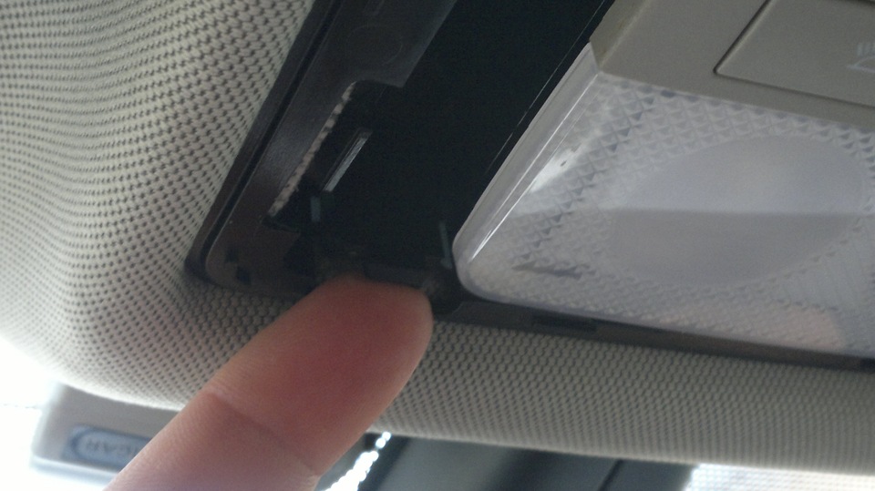 Устранение скрипа потолочного плафона Opel Astra J фото