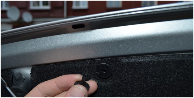 Демонтаж планки на крышке багажника Chevrolet Cruze фото