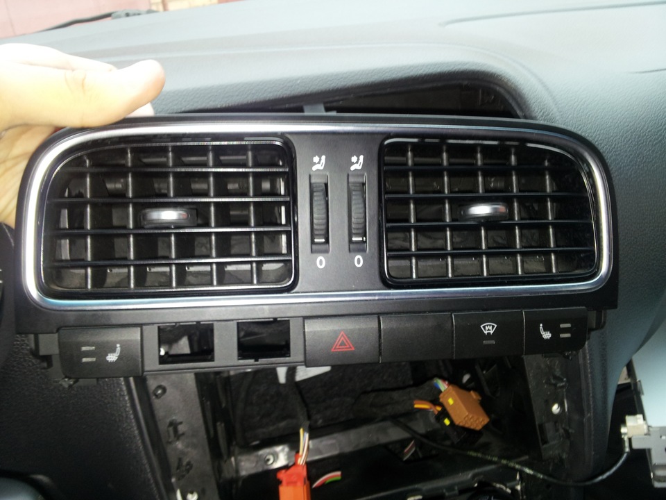 Из дефлекторов VW Polo Sedan дует прохладный воздух фото