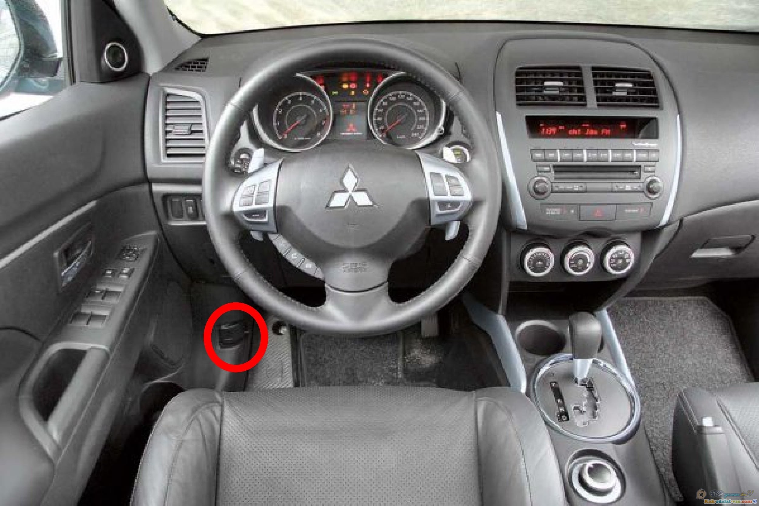 Что означает белая точка рядом с аварийкой Mitsubishi Outlander XL фото