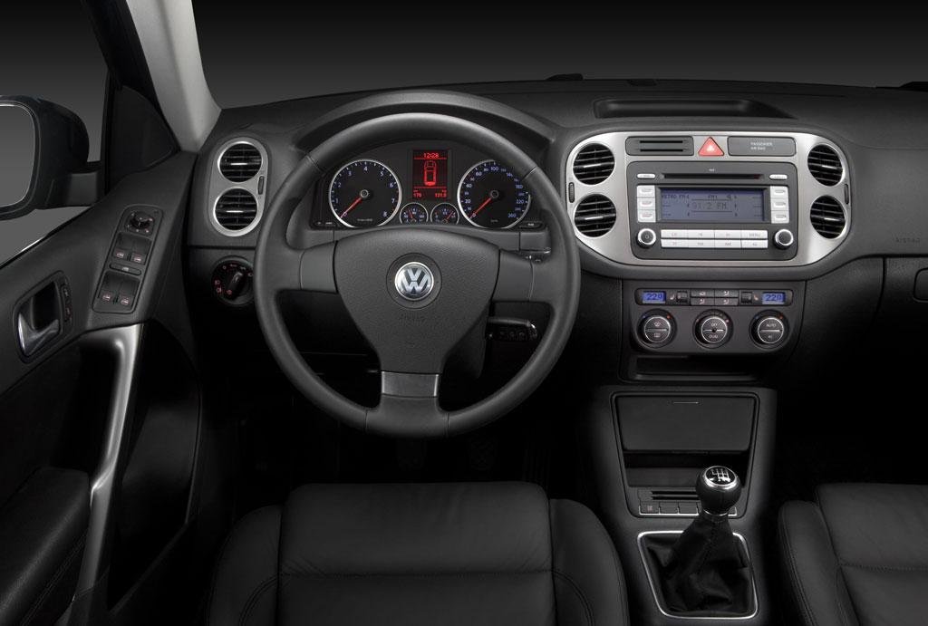 Замена магнитолы и разборка центральной консоли VW Tiguan фото