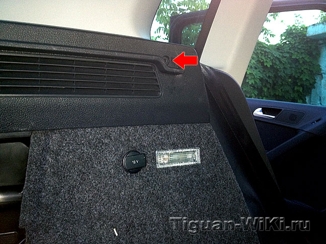 Снятие боковых обшивок багажника VW Tiguan фото