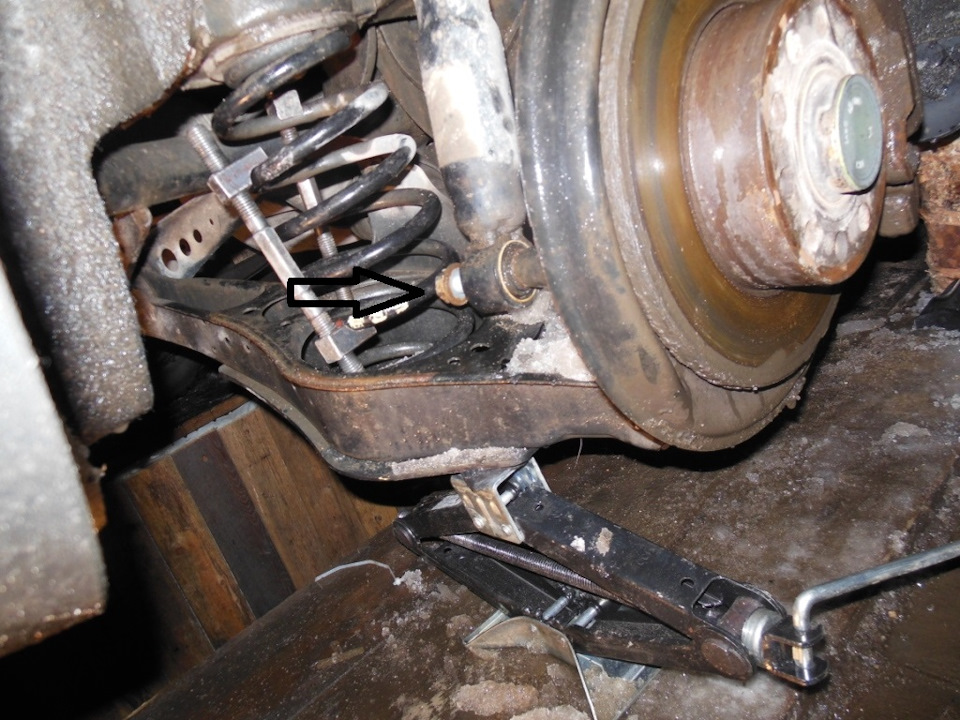 Снятие и разборка задних стоек для замены амортизаторов на VW Tiguan фото
