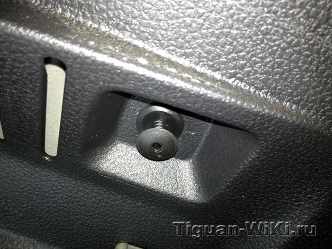 Установка штатных крючков-петель в багажник VW Tiguan фото