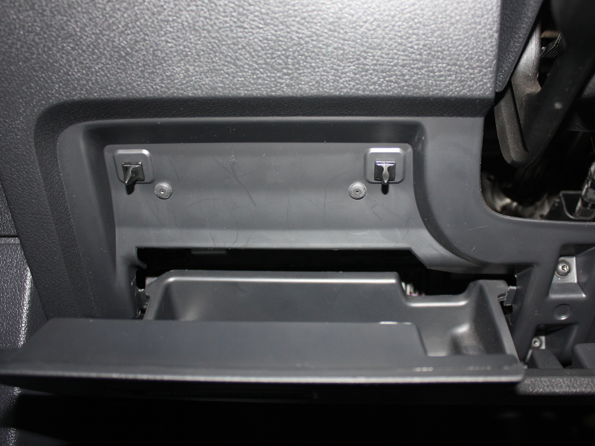 Шумоизоляция бардачка и ящиков под сиденьями VW Tiguan фото