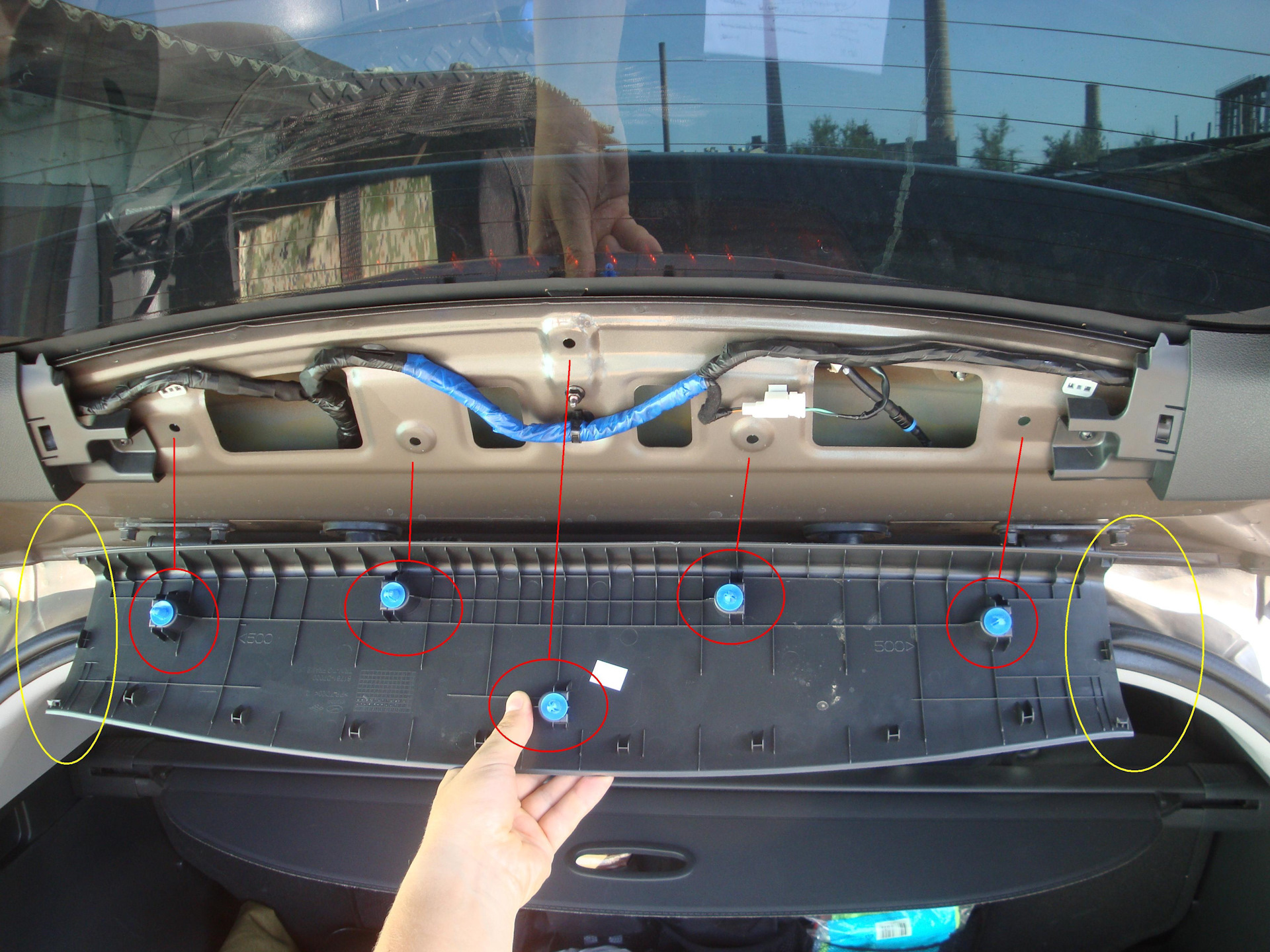 Как снять надписи с двери багажника Hyundai ix35