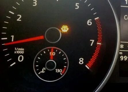 Сколько омывающей жидкости остается в бачке, когда загорается индикатор на VW Golf VI? фото