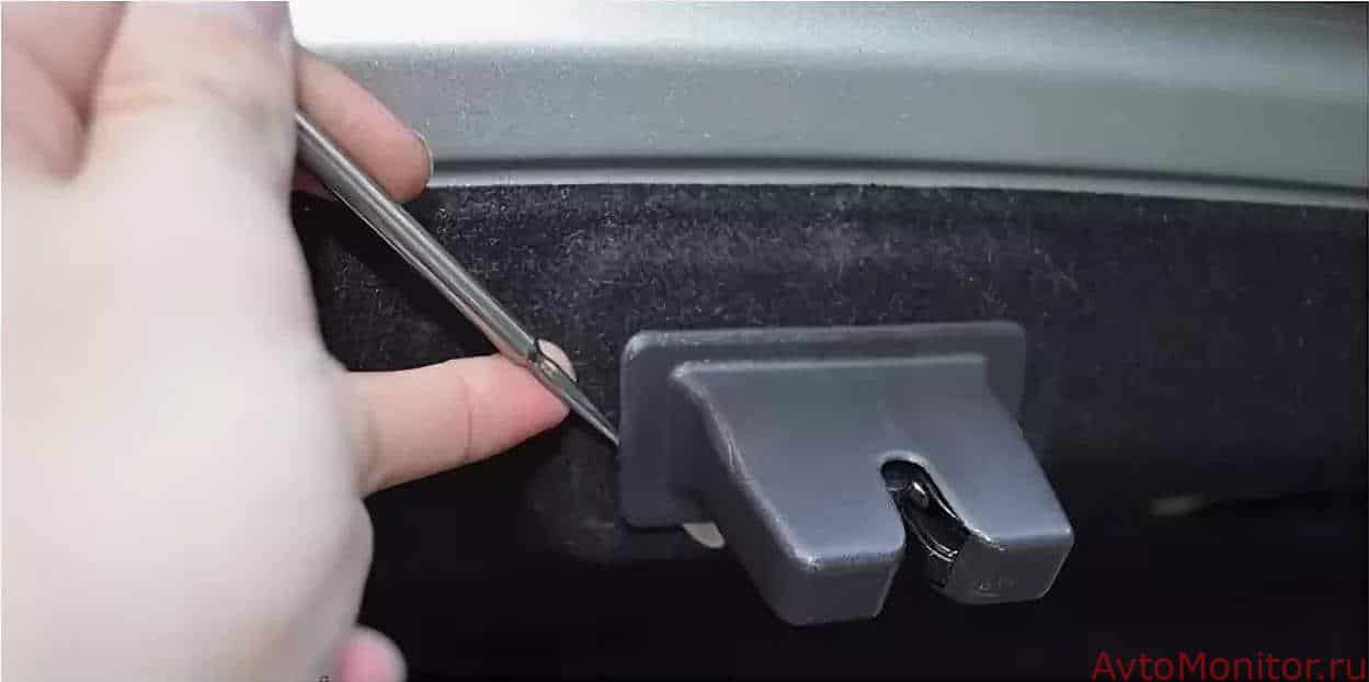 Демонтаж ручки открывания багажника KIA Cerato II фото
