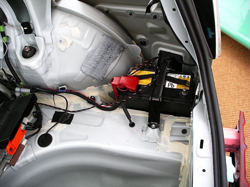 Бракованный штатный аккумулятор в Toyota Camry VII фото