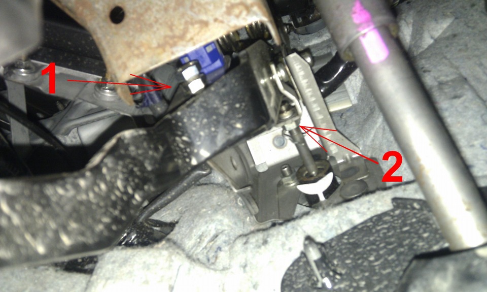 Почему вибрирует педаль сцепления в Hyundai Accent фото