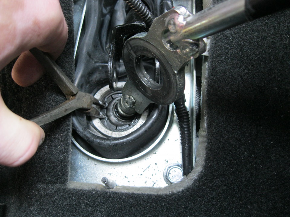 Как устранить скрип в механизме переключения передач на Hyundai Accent фото