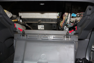 Где находятся блоки управления электронными системами Toyota RAV4 III?