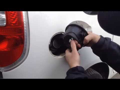 Как открыть примерзший лючок бензобака в Volkswagen Jetta VI фото