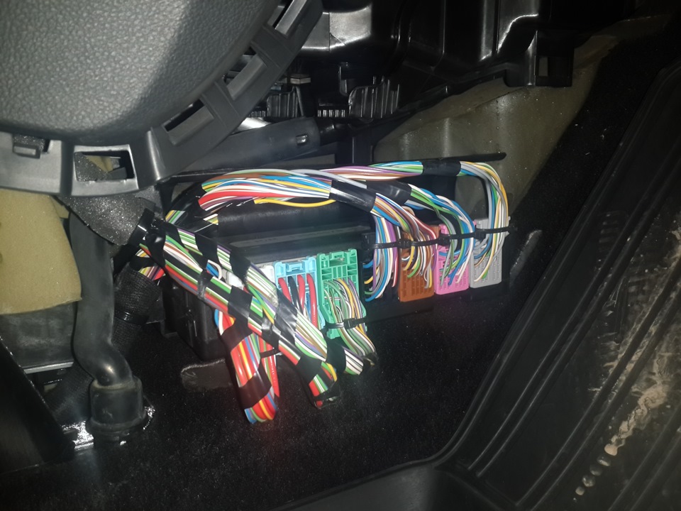 Как подключить видеорегистратор к бортовой сети и спрятать провод на Opel Astra J GTC? фото