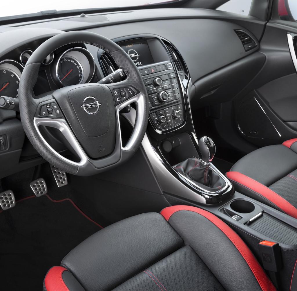 Для чего предусмотрены пазы в бардачке Opel Astra J GTC?