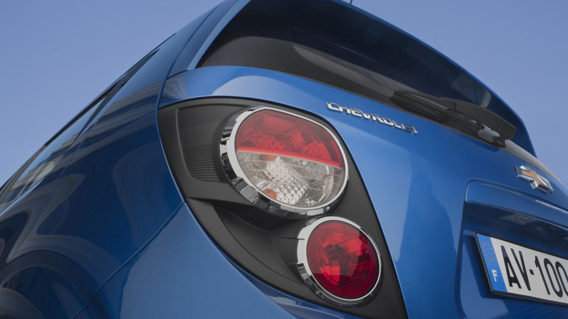 Как поменять лампочку габаритов в заднем фонаре у хэтчбека Chevrolet Lacetti? фото