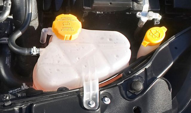 Как заменить антифриз в системе охлаждения Opel Corsa D фото