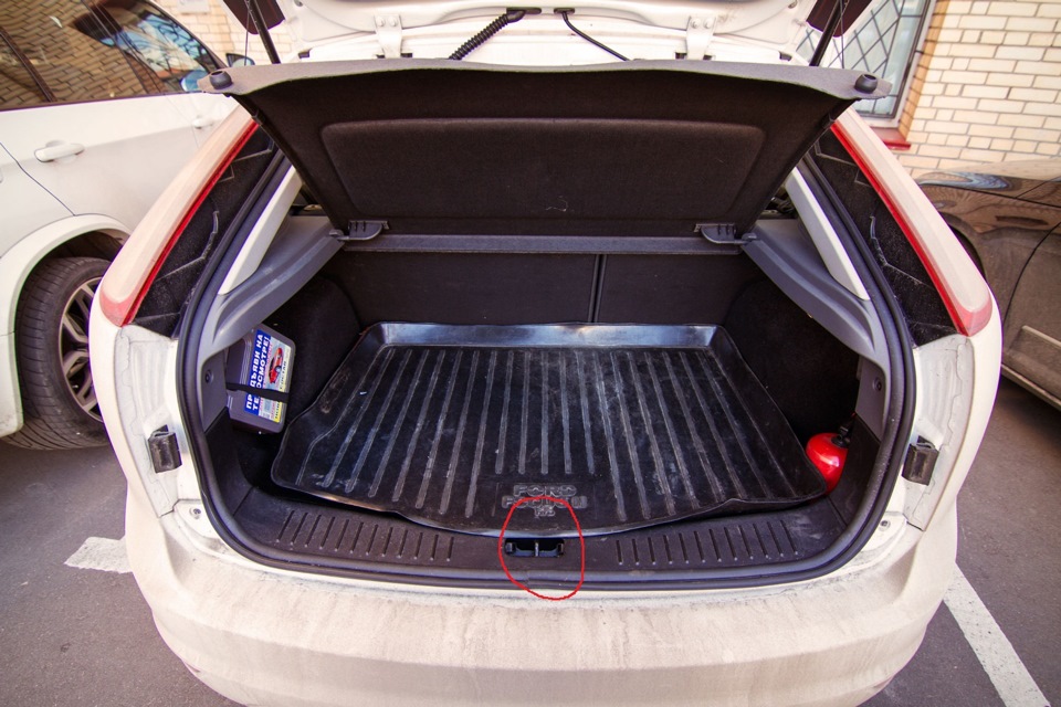 При закрытом багажнике горит лампа «открыт багажник» на Ford Focus 2 фото