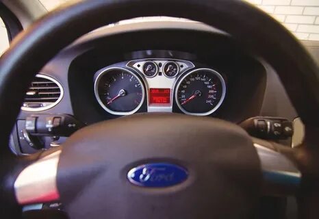 Долго не гаснет подсветка экранов магнитолы и бортового компьютера на Ford Focus 2 фото