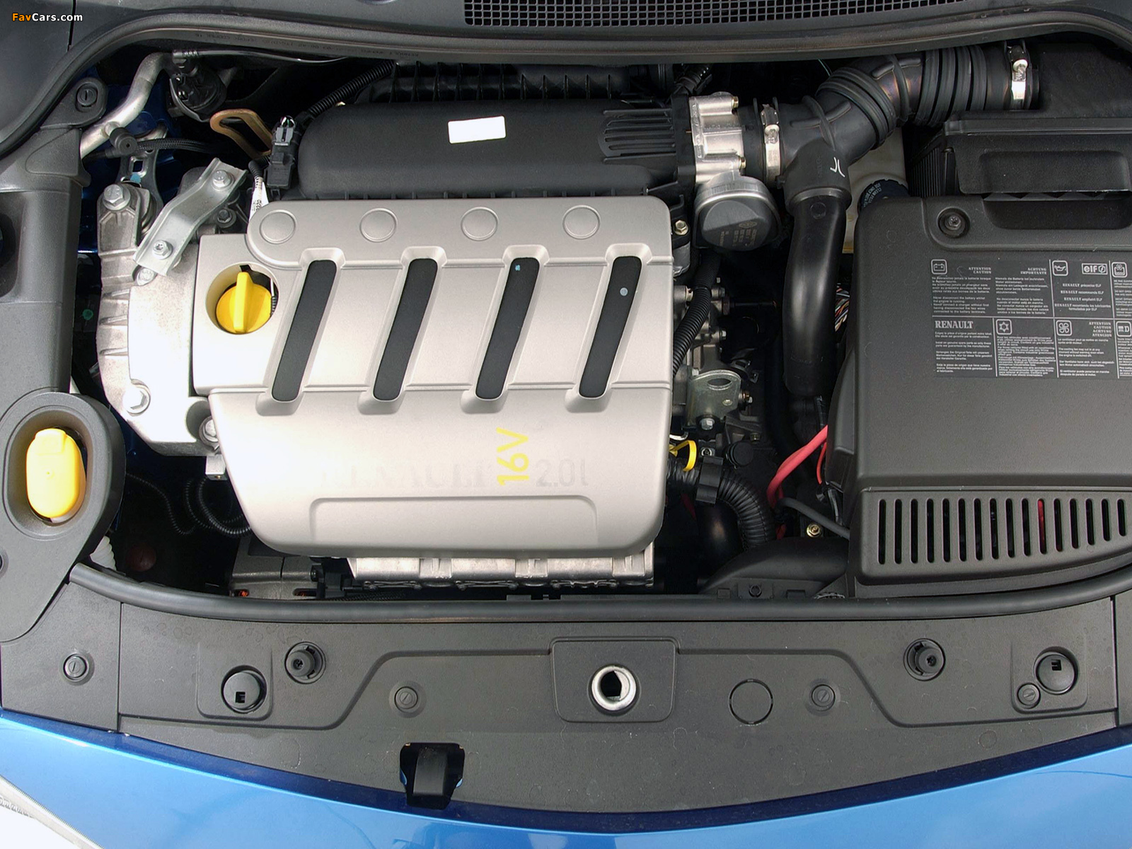 При работающем двигателе на нейтральной передаче из левой части подкапотного пространства Renault Megane III с МКПП доносится треск фото