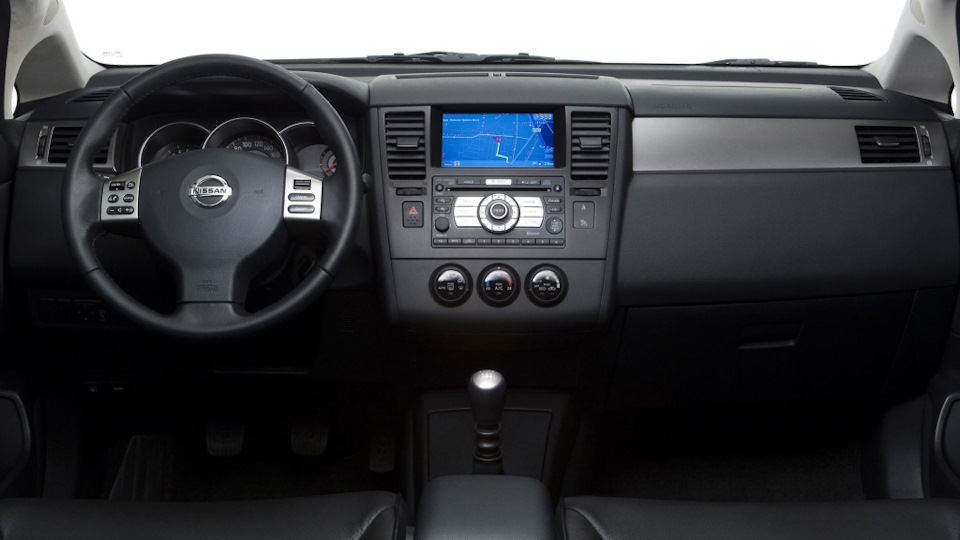Штатная магнитола на Nissan Tiida самопроизвольно переключается с режима CD на радио фото
