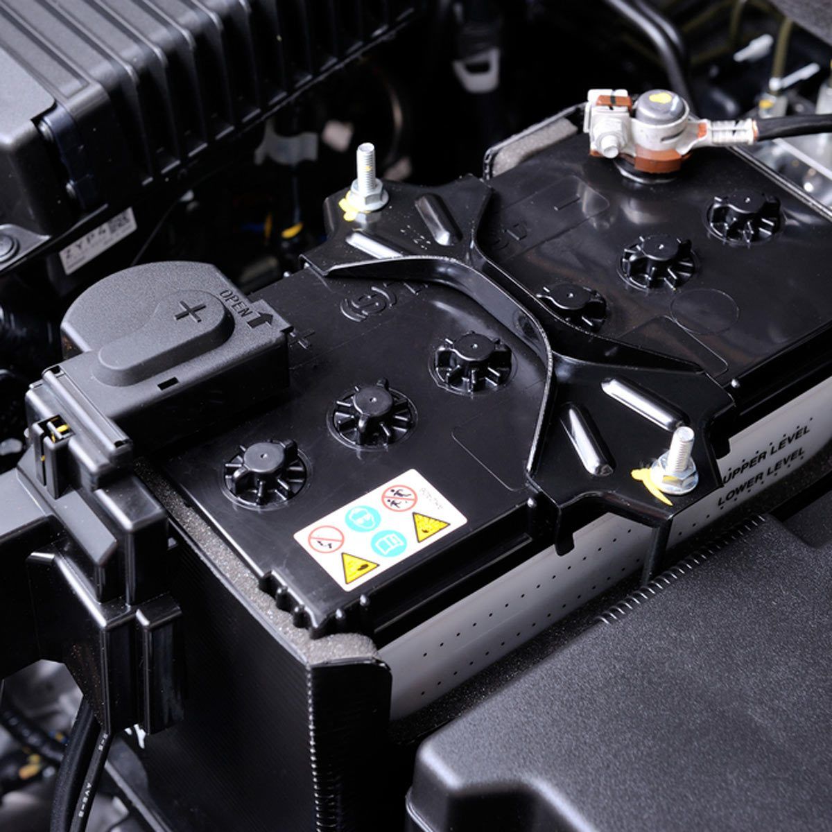 Можно ли самому менять аккумулятор в BMW 5 E60 и не возникнет ли из-за этого проблем с адаптацией батареи