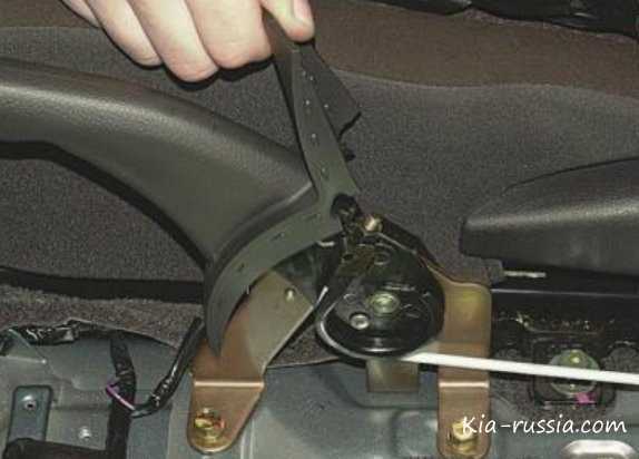 Регулировка привода стояночного тормоза на Mitsubishi Lancer 9 фото