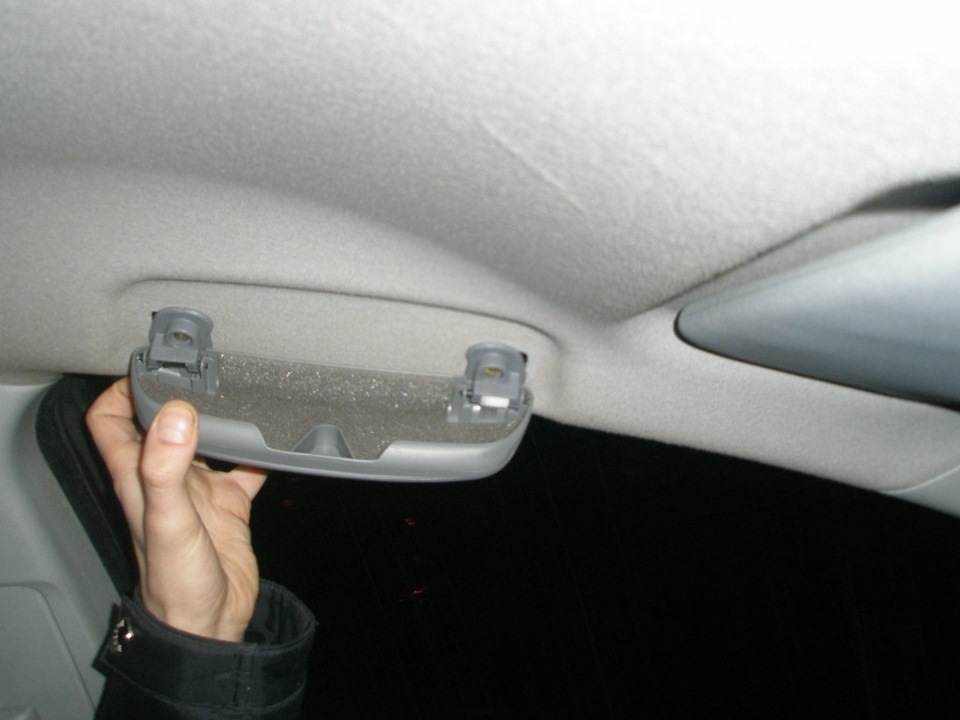 Установка плафона освещения с очечником в Mitsubishi Lancer 9 фото