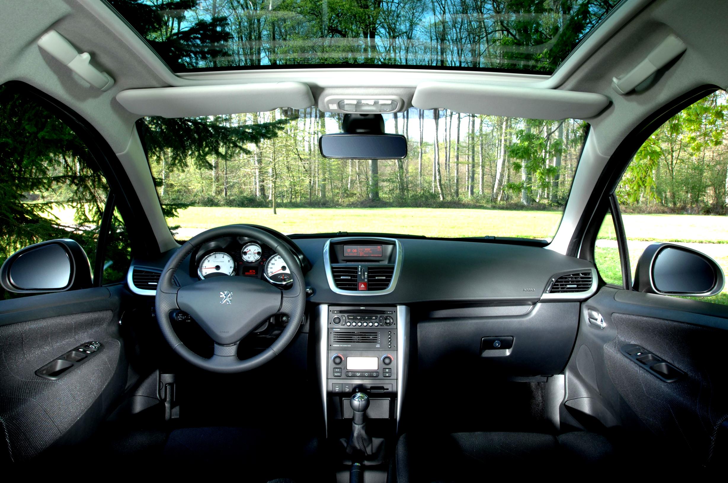 В Peugeot 207 дребезжат дефлекторы вентиляции на передней панели фото