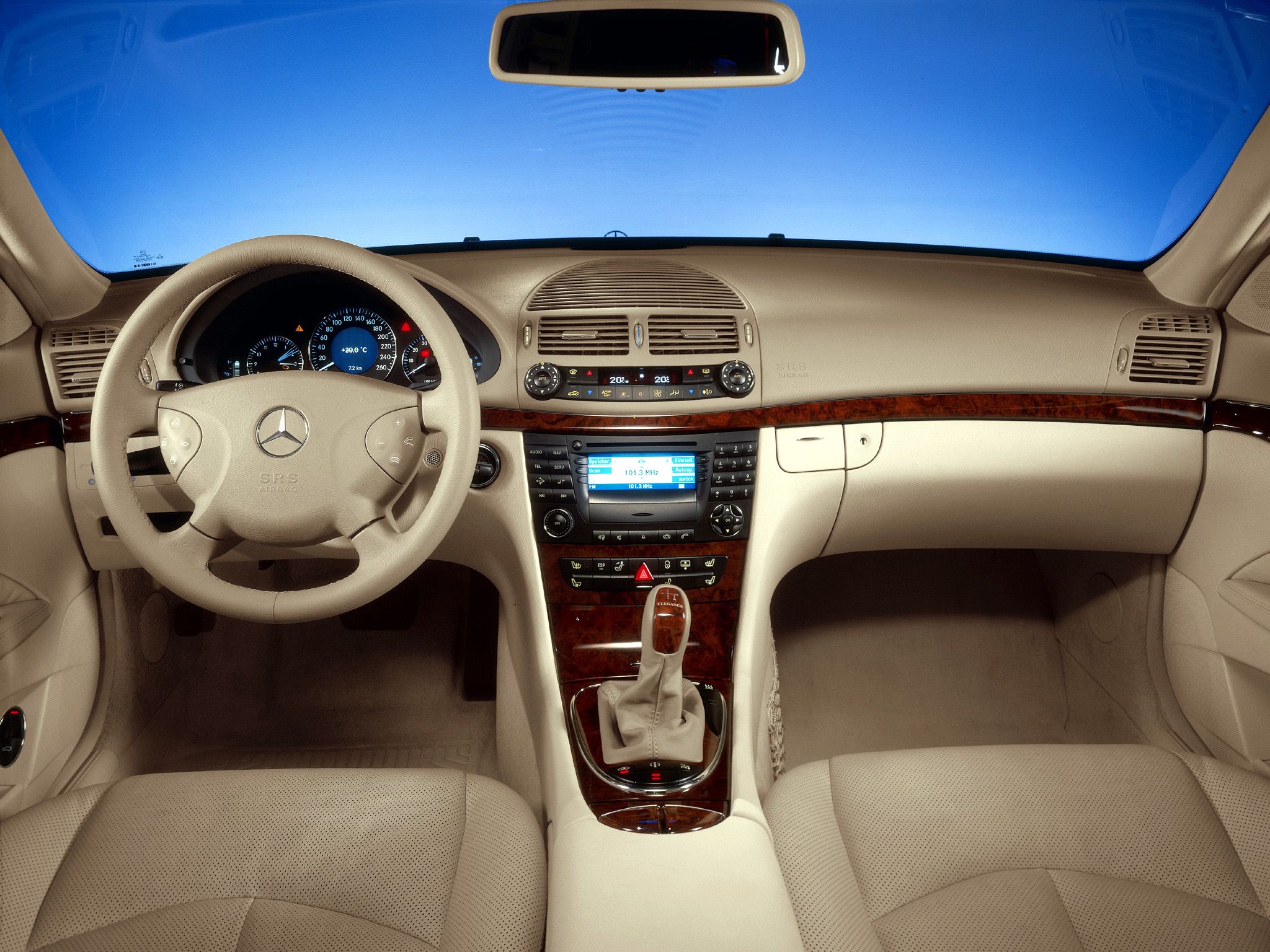 Какие функции выполняют кнопки управления на руле Mercedes E-Class (W211) фото