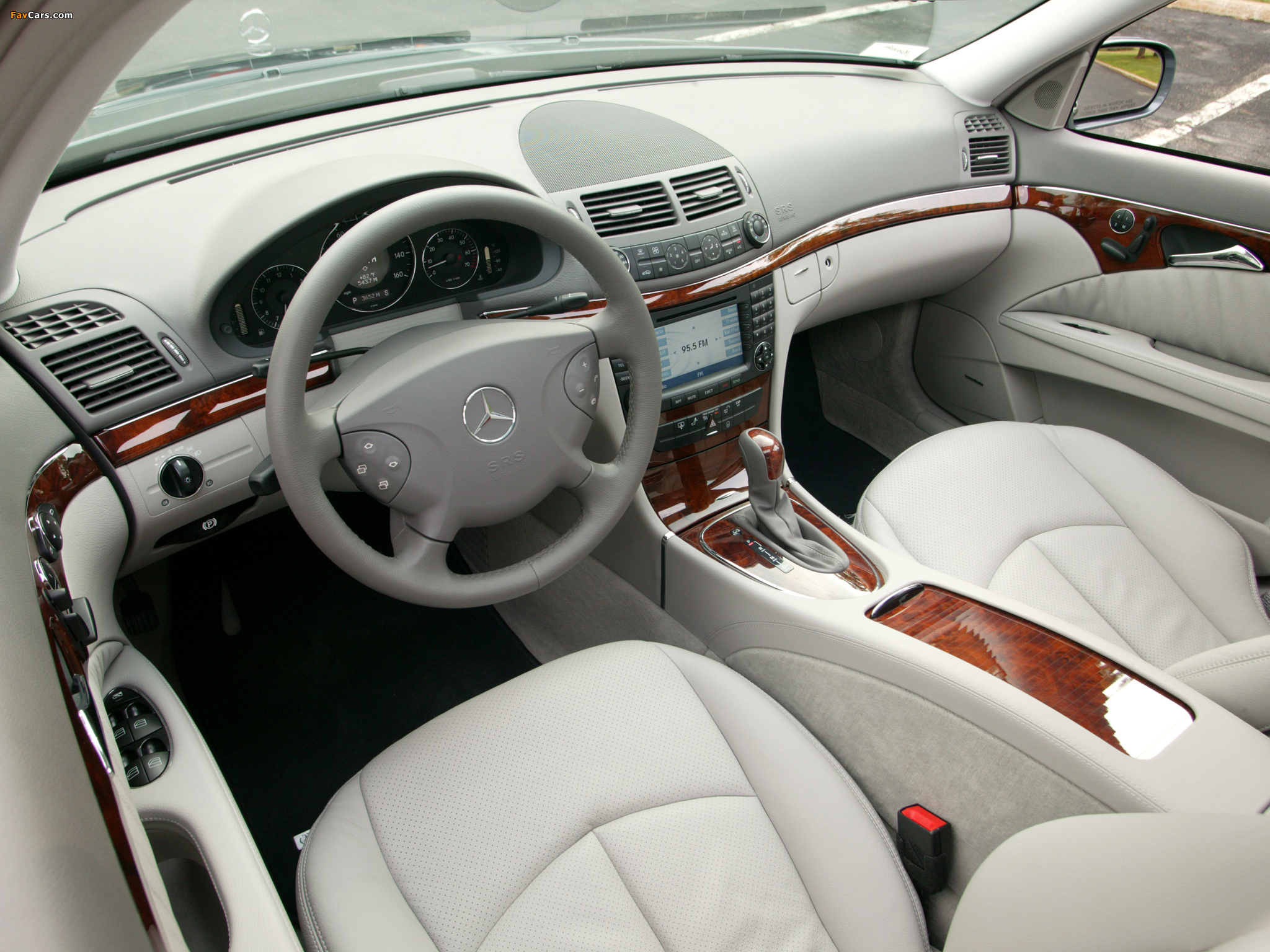 Где находится кнопка управления системой ESP в Mercedes E-Class (W211) фото