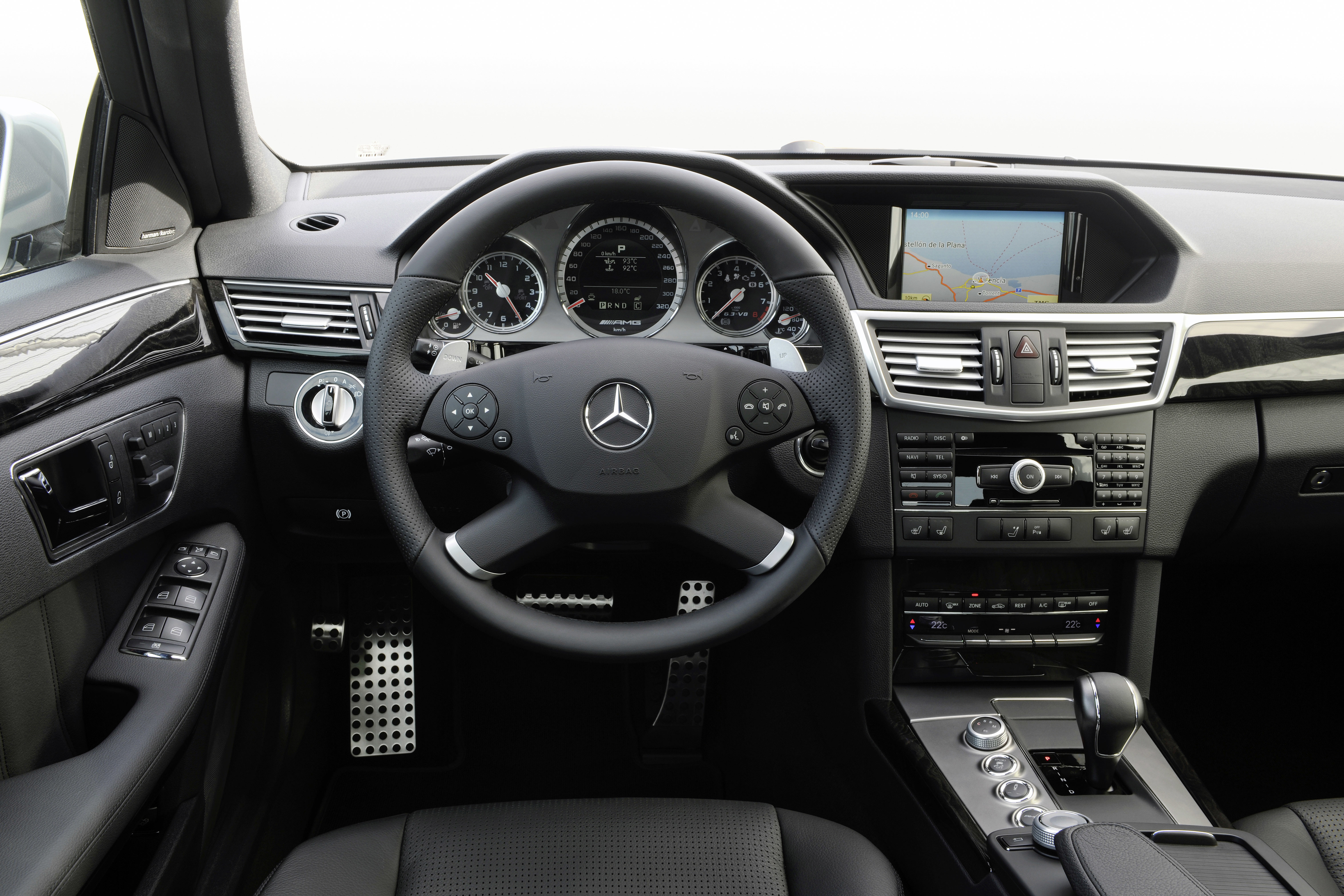 Значение символа “P” и стрелочки на панели приборов Mercedes E-Class (W212) фото