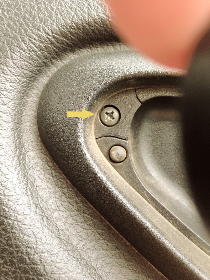 Как найти на дверях Chevrolet Niva отверстия под штатные колонки фото