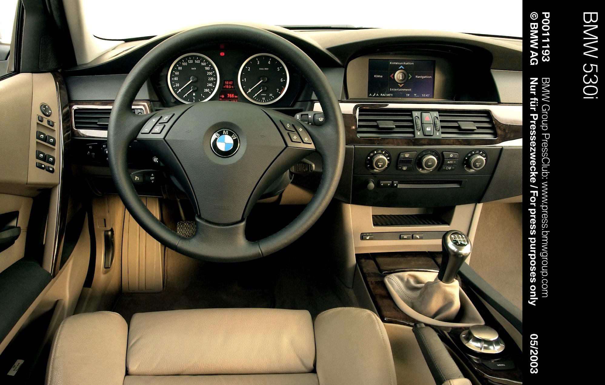 При незаведенном двигателе BMW 5 E60 радио работает только 30 минут, после чего выключается фото