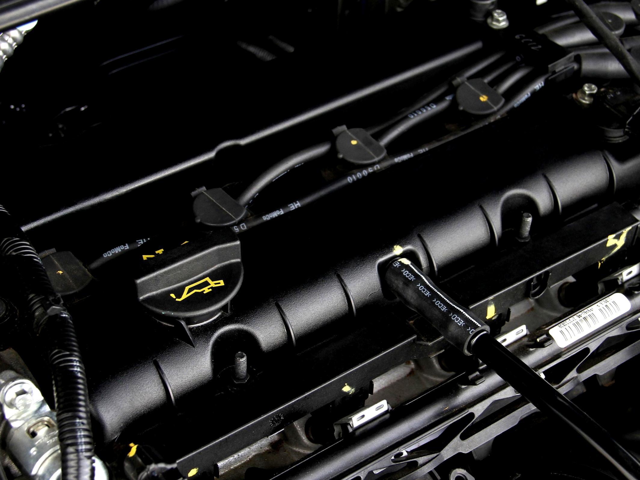 Установка пластиковой крышки на мотор 1.6 Ford Focus 3 фото
