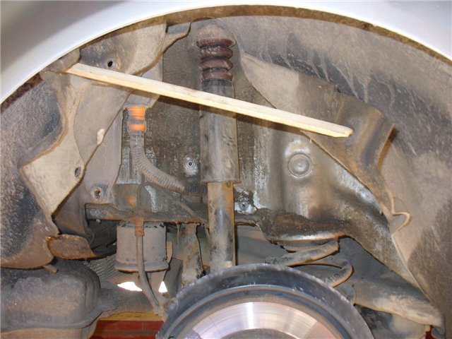 Замена задних амортизаторов на Audi А4 В7 фото