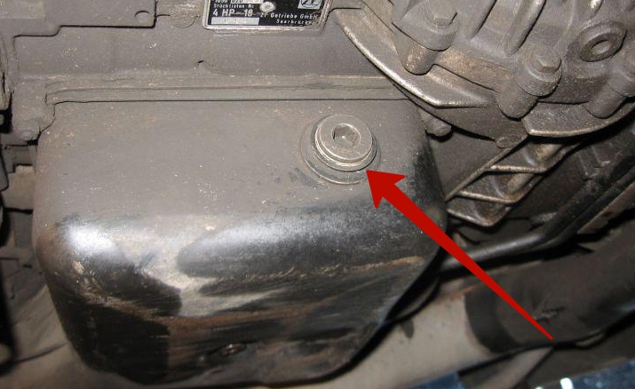 Проверка уровня масла в механической коробке Audi А4 В7 фото