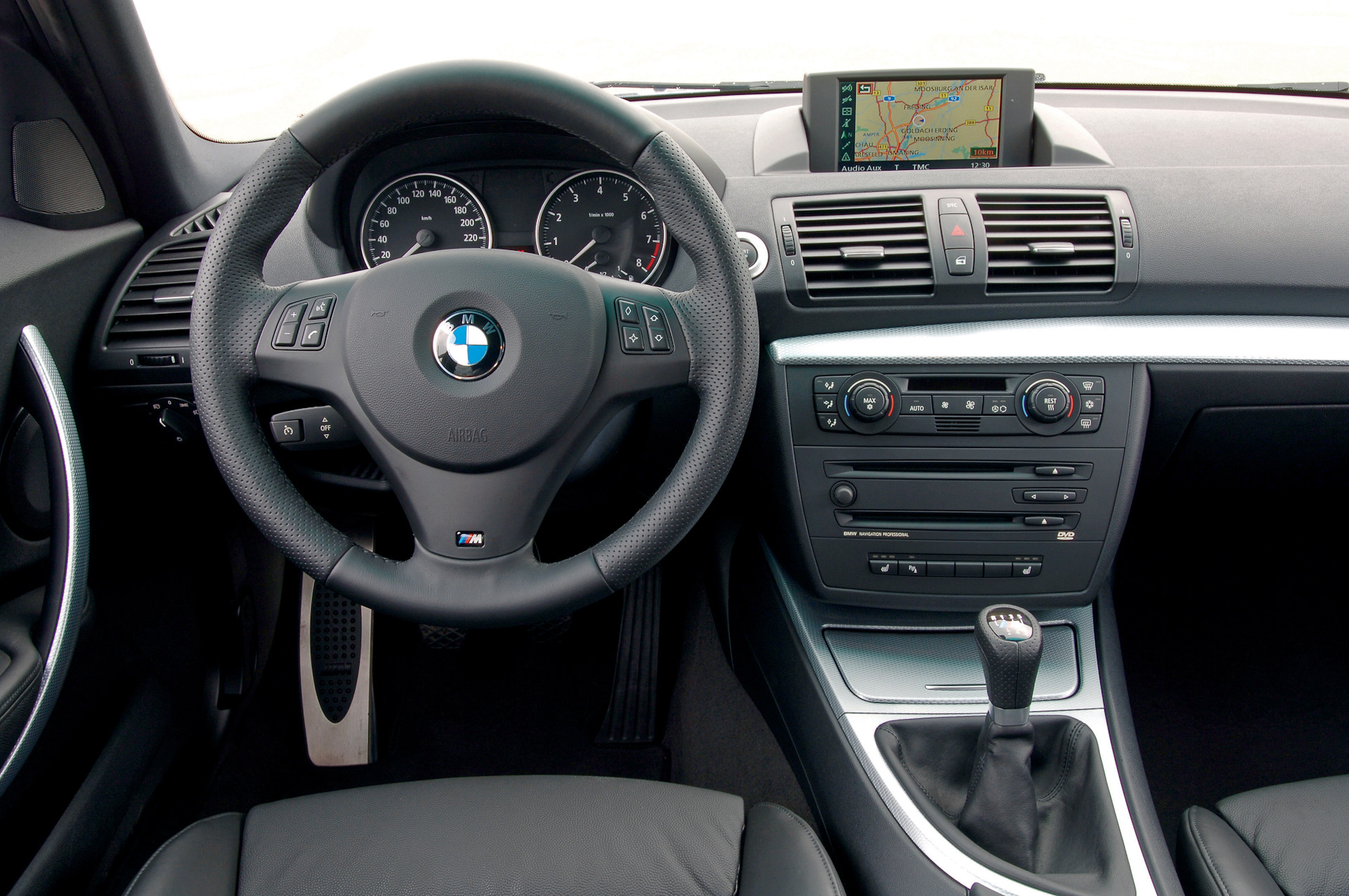 Замена штатного руля BMW 1-Series Е87 на М-версию фото