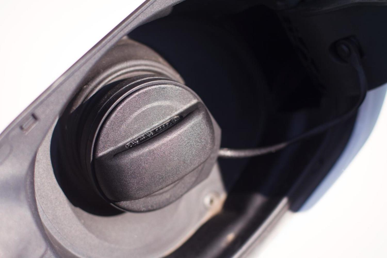 Регулировка лючка заливной горловины топливного бака на Honda Civic VIII фото
