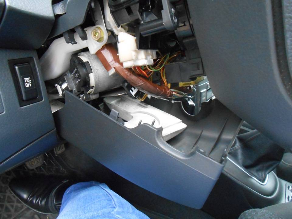 Решение проблемы шуршания сервопривода печки на Toyota Avensis 2 фото