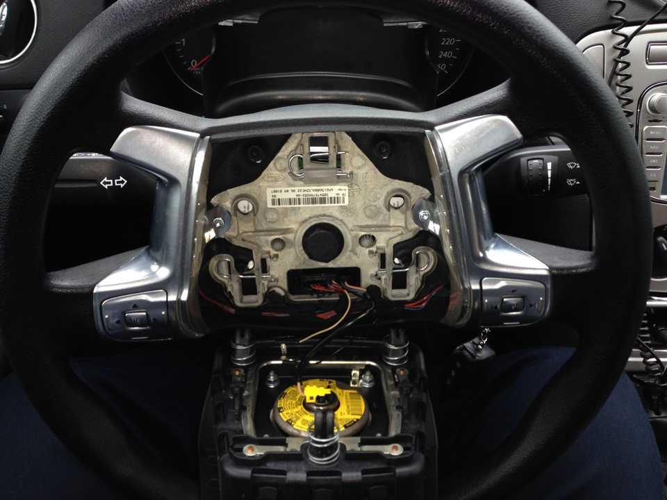 Проверка свободного хода рулевого колеса на Ford Mondeo III фото