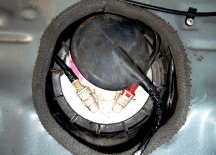 Демонтаж и монтаж топливного насоса на Ford Mondeo III фото
