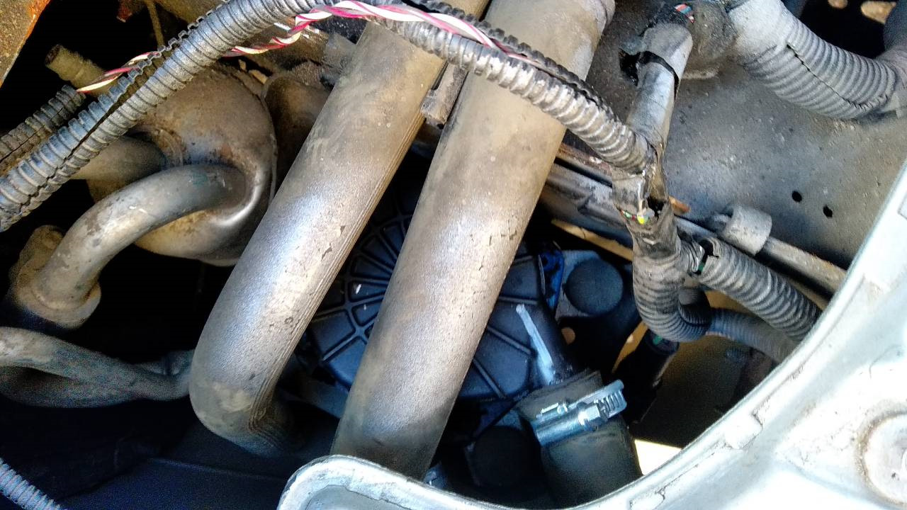 Демонтаж трубопроводов и шлангов на Ford Mondeo III фото