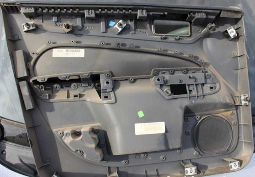 Демонтаж обшивки передней двери на Ford Mondeo 3 фото