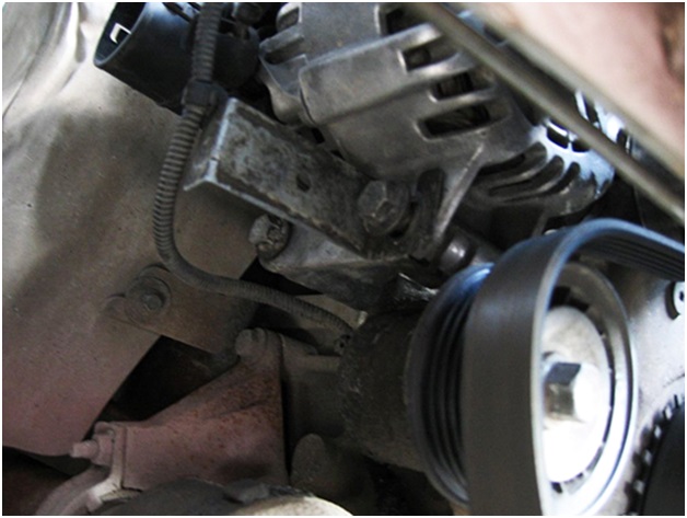 Демонтаж и установка генератора на Ford Mondeo III фото