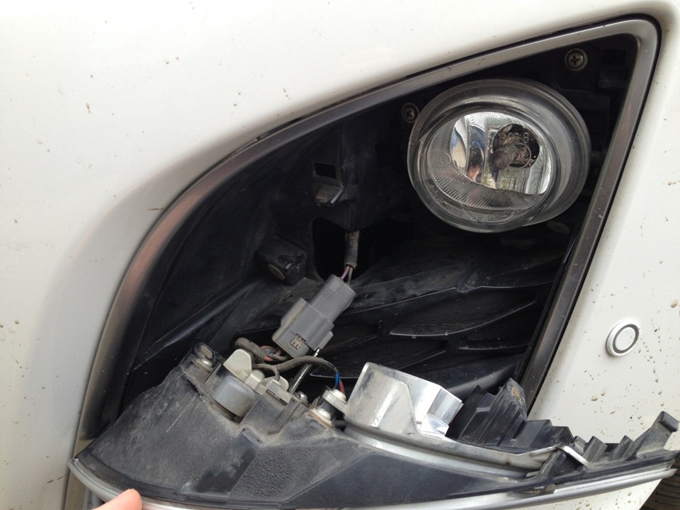 Замена лампы в передней противотуманной фаре на Mazda 3 (I) фото