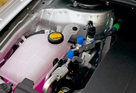 Замена антифриза в гибридном контуре на Toyota Prius NHW10-11 фото