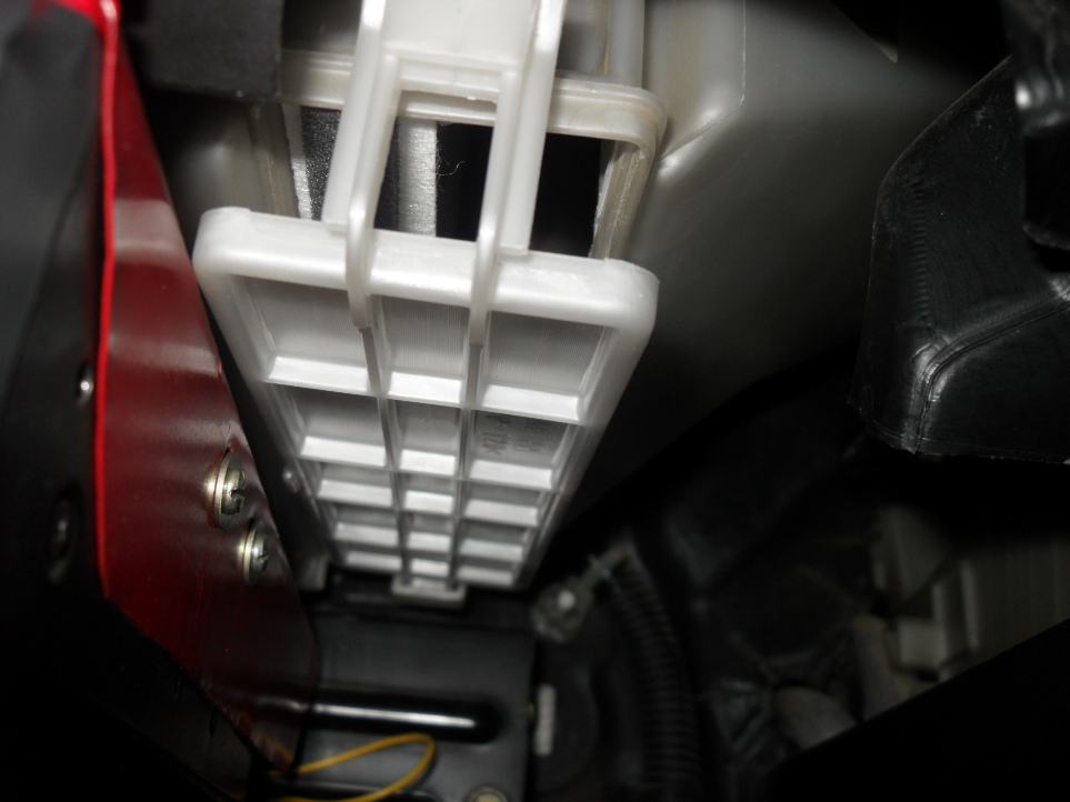 Замена салонного фильтра Mitsubishi Lancer X фото
