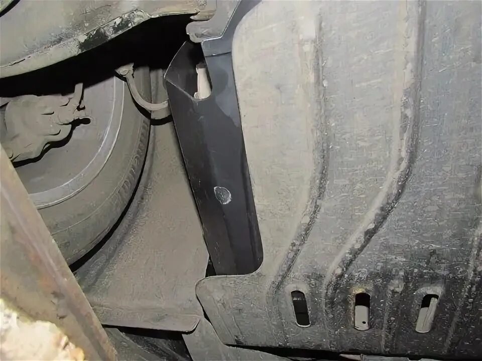 Установка левой части пластиковой защиты двигателя на Dodge Caliber фото